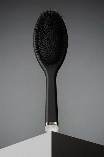 Perfect your signature style with the ghd oval dressing brush, a professional quality brush designed to create a luxurious dressed-out finish to any look.