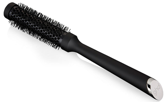 Who said you couldn't have the blowout of your dreams at home? Get the salon-look with the ghd ceramic vented radial brush. The small barrel of the size 1 ceramic vented radial brush is perfect for creating root lift in shorter styles and blow-drying bangs or shorter layers. This ceramic-barreled brush retains its heat to allow for a faster blow-dry. 