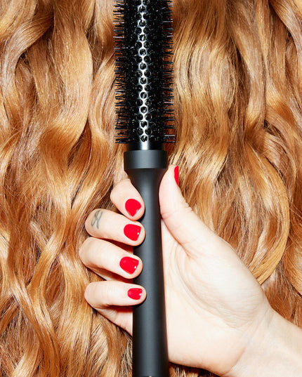 Who said you couldn't have the blowout of your dreams at home? Get the salon-look with the ghd ceramic vented radial brush. The small barrel of the size 1 ceramic vented radial brush is perfect for creating root lift in shorter styles and blow-drying bangs or shorter layers. This ceramic-barreled brush retains its heat to allow for a faster blow-dry. 