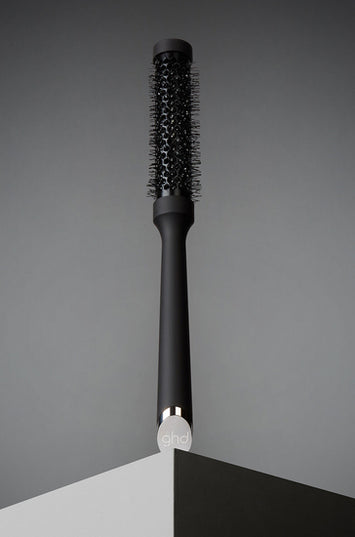 Who said you couldn't have the blowout of your dreams at home? Get the salon-look with the ghd ceramic vented radial brush. The small barrel of the size 1 ceramic vented radial brush is perfect for creating root lift in shorter styles and blow-drying bangs or shorter layers. This ceramic-barreled brush retains its heat to allow for a faster blow-dry. 