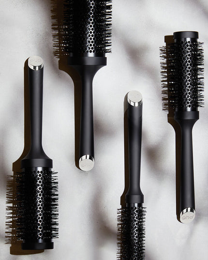 Who said you couldn't have the blowout of your dreams at home? Get the salon-look with the ghd ceramic vented radial brush. The medium barrel of the size 2 ceramic vented radial brush makes it really versatile – producing a body-full or smooth blow-dry on short to mid-length hair.