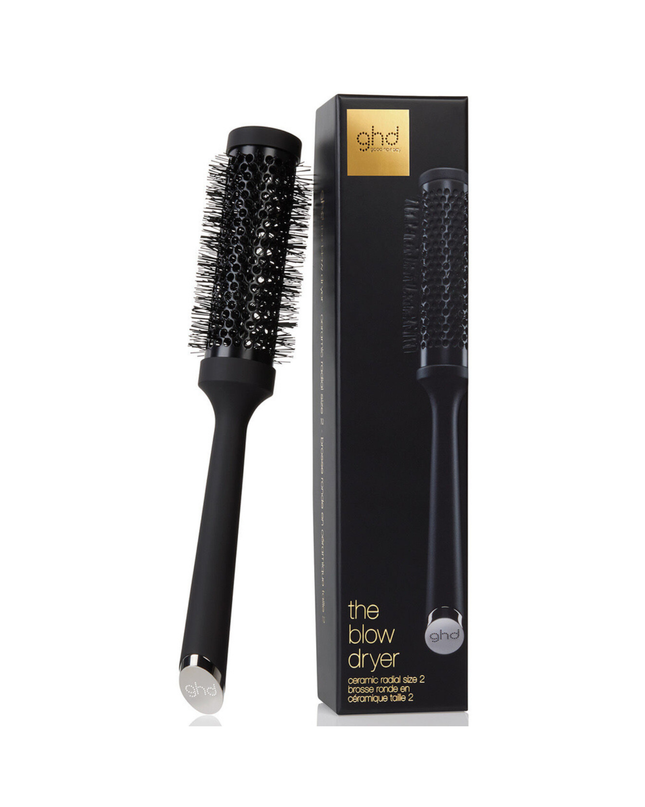 Who said you couldn't have the blowout of your dreams at home? Get the salon-look with the ghd ceramic vented radial brush. The medium barrel of the size 2 ceramic vented radial brush makes it really versatile – producing a body-full or smooth blow-dry on short to mid-length hair.