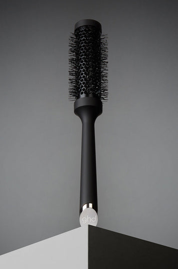 Who said you couldn't have the blowout of your dreams at home? Get the salon-look with the ghd ceramic vented radial brush. The medium barrel of the size 2 ceramic vented radial brush makes it really versatile – producing a body-full or smooth blow-dry on short to mid-length hair.