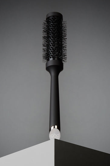 Who said you couldn't have the blowout of your dreams at home? Get the salon-look with the ghd ceramic vented radial brush. The medium barrel of the size 2 ceramic vented radial brush makes it really versatile – producing a body-full or smooth blow-dry on short to mid-length hair.
