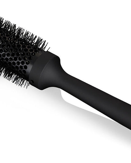 Who said you couldn't have the blowout of your dreams at home? Get the salon-look with the ghd ceramic vented radial brush. The medium barrel of the size 2 ceramic vented radial brush makes it really versatile – producing a body-full or smooth blow-dry on short to mid-length hair.