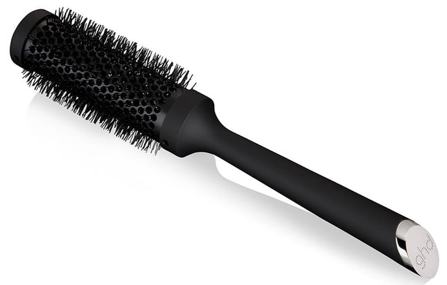 Who said you couldn't have the blowout of your dreams at home? Get the salon-look with the ghd ceramic vented radial brush. The medium barrel of the size 2 ceramic vented radial brush makes it really versatile – producing a body-full or smooth blow-dry on short to mid-length hair.