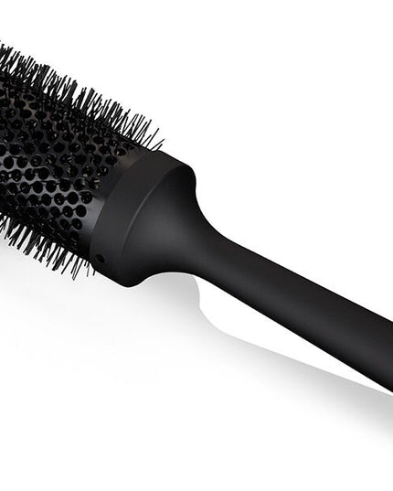 Who said you couldn't have the blowout of your dreams at home? Get the salon-look with the ghd ceramic vented radial brush. The large barrel of the size 3 ceramic vented radial brush is best for blow-drying longer hair.