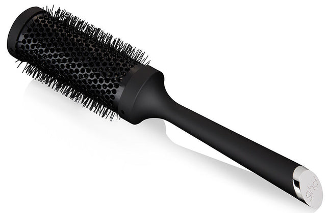 Who said you couldn't have the blowout of your dreams at home? Get the salon-look with the ghd ceramic vented radial brush. The large barrel of the size 3 ceramic vented radial brush is best for blow-drying longer hair.