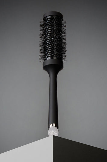 Who said you couldn't have the blowout of your dreams at home? Get the salon-look with the ghd ceramic vented radial brush. The large barrel of the size 3 ceramic vented radial brush is best for blow-drying longer hair.