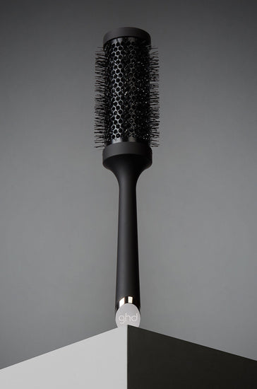Who said you couldn't have the blowout of your dreams at home? Get the salon-look with the ghd ceramic vented radial brush. The large barrel of the size 3 ceramic vented radial brush is best for blow-drying longer hair.