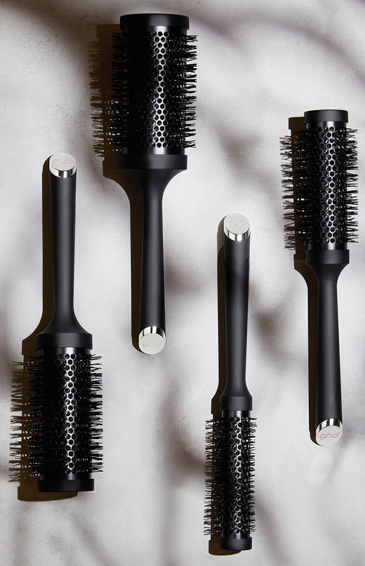 Who said you couldn't have the blowout of your dreams at home? Get the salon-look with the ghd ceramic vented radial brush. The large barrel of the size 3 ceramic vented radial brush is best for blow-drying longer hair.