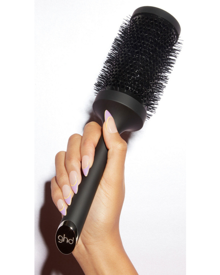 Who said you couldn't have the blowout of your dreams at home? Get the salon-look with the ghd ceramic vented radial brush. The large barrel of the size 3 ceramic vented radial brush is best for blow-drying longer hair.