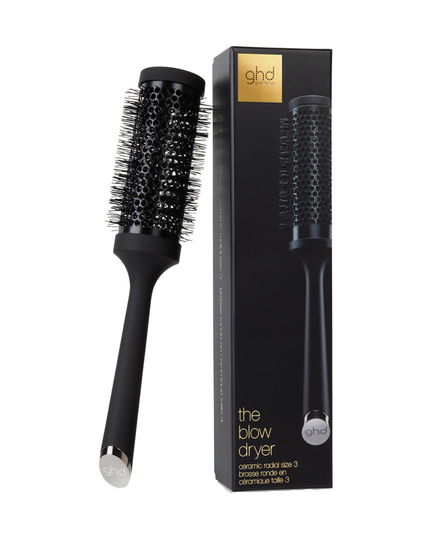 Who said you couldn't have the blowout of your dreams at home? Get the salon-look with the ghd ceramic vented radial brush. The large barrel of the size 3 ceramic vented radial brush is best for blow-drying longer hair.