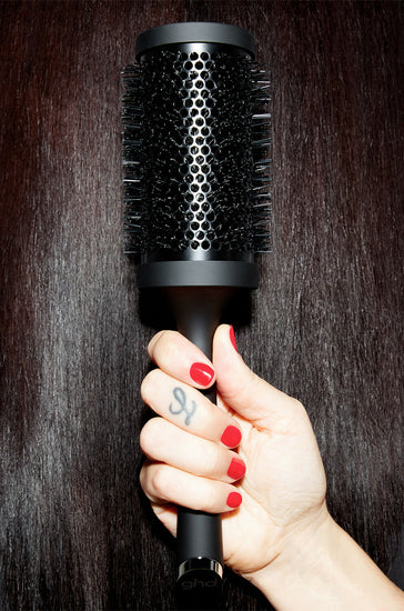 Who said you couldn't have the blowout of your dreams at home? Get the salon-look with the ghd ceramic vented radial brush. The size 4’s maxi barrel is best for long and extra long hair, or creating lots of volume in mid-length styles. 