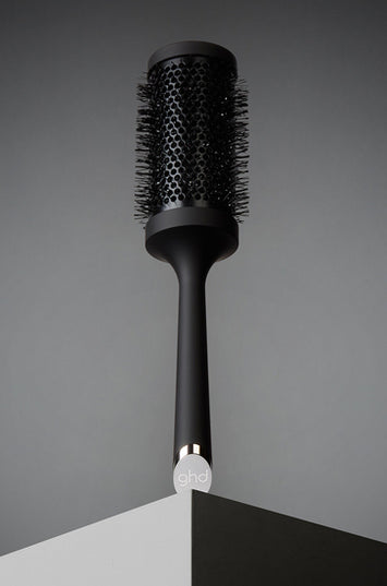 Who said you couldn't have the blowout of your dreams at home? Get the salon-look with the ghd ceramic vented radial brush. The size 4’s maxi barrel is best for long and extra long hair, or creating lots of volume in mid-length styles. 