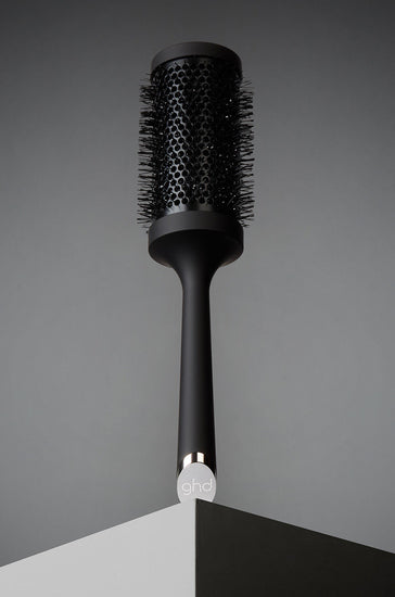 Who said you couldn't have the blowout of your dreams at home? Get the salon-look with the ghd ceramic vented radial brush. The size 4’s maxi barrel is best for long and extra long hair, or creating lots of volume in mid-length styles. 