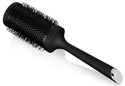 Who said you couldn't have the blowout of your dreams at home? Get the salon-look with the ghd ceramic vented radial brush. The size 4’s maxi barrel is best for long and extra long hair, or creating lots of volume in mid-length styles. 