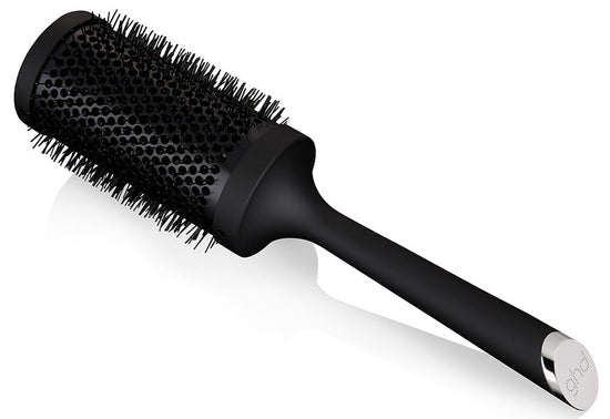 Who said you couldn't have the blowout of your dreams at home? Get the salon-look with the ghd ceramic vented radial brush. The size 4’s maxi barrel is best for long and extra long hair, or creating lots of volume in mid-length styles. 