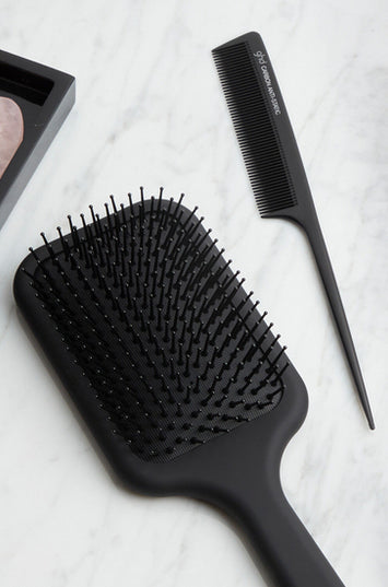 Unlock the power of the ghd tail comb. This fine-tooth tool can help you master styles, control stray hairs and make backcombing a breeze.The fine toothed design and anti-static properties make this comb perfect for intricate styling.