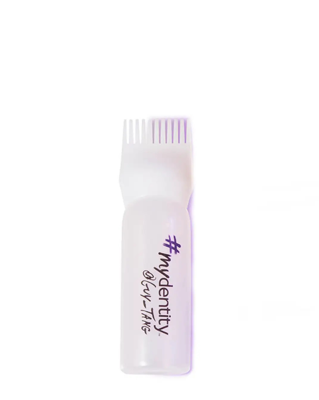 A professional-grade salon tool engineered specifically for fast, fluid, and flawless liquid color placement. Crafted from highly flexible, easy-to-squeeze plastic, this applicator bottle is designed to handle liquid toners, glosses, glazes, and permanent color formulations with absolute precision. It eliminates messy application steps, giving colorists ultimate control at the shampoo bowl or styling station.