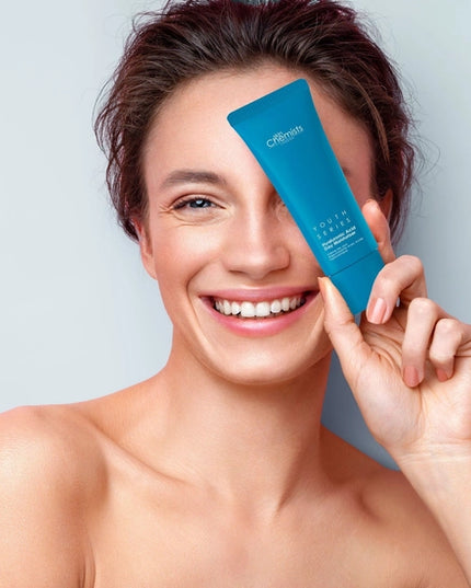 Our Hyaluronic Acid Day Moisturizer is a wonderful lightweight product that effectively provides key hydration and moisture to your skin. It aims to enhance your natural glow while offering a high level of hydration. With a mix of key naturally-derived actives, it also helps protect your skin's barrier from daily aggressors.