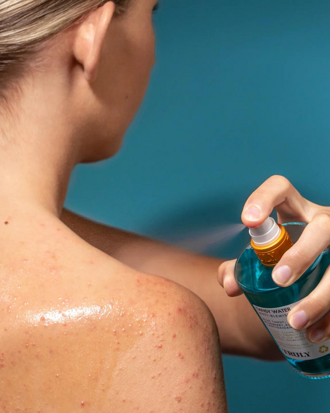 A quick fix spritz for all things body acne. A blend of blue tansy, blueberry, and salicylic acid assist the body in fighting inflammation while promoting a nourished, brightened, and even complexion.