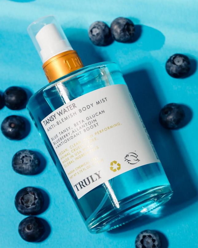 A quick fix spritz for all things body acne. A blend of blue tansy, blueberry, and salicylic acid assist the body in fighting inflammation while promoting a nourished, brightened, and even complexion.