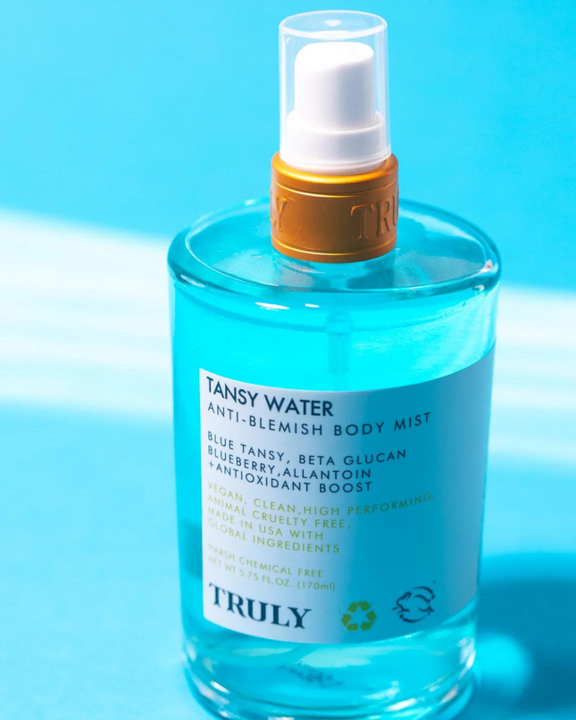 A quick fix spritz for all things body acne. A blend of blue tansy, blueberry, and salicylic acid assist the body in fighting inflammation while promoting a nourished, brightened, and even complexion.