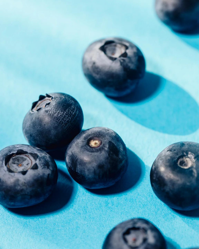 A quick fix spritz for all things body acne. A blend of blue tansy, blueberry, and salicylic acid assist the body in fighting inflammation while promoting a nourished, brightened, and even complexion.